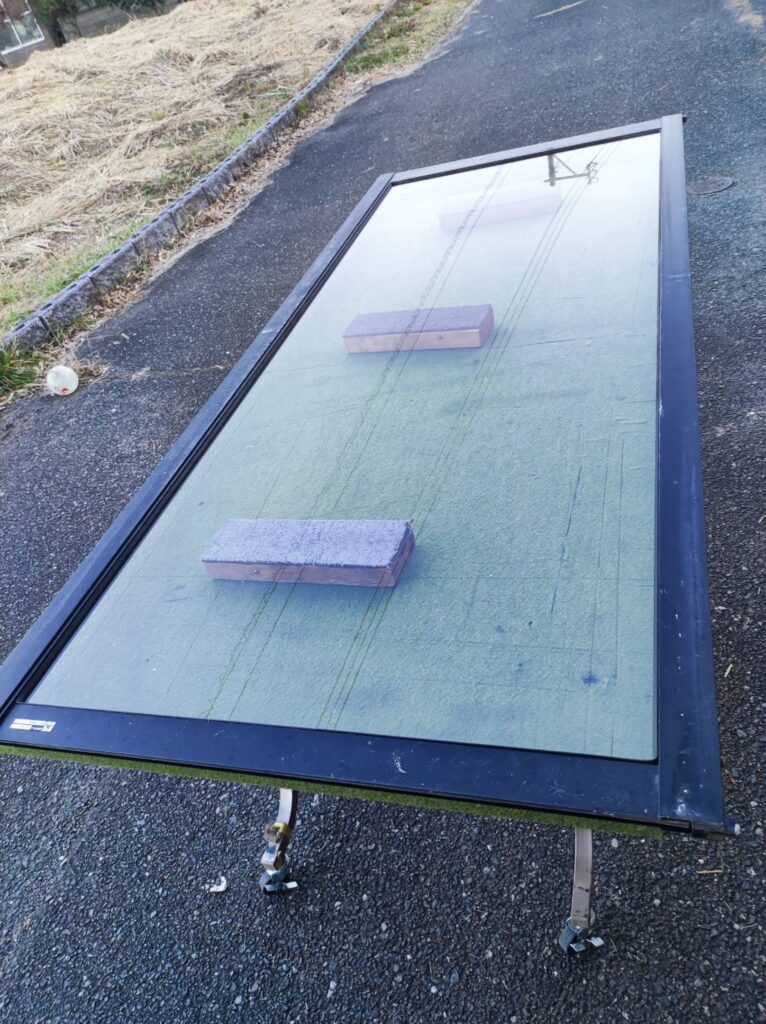 新しいガラスに外した框をはめこむ
