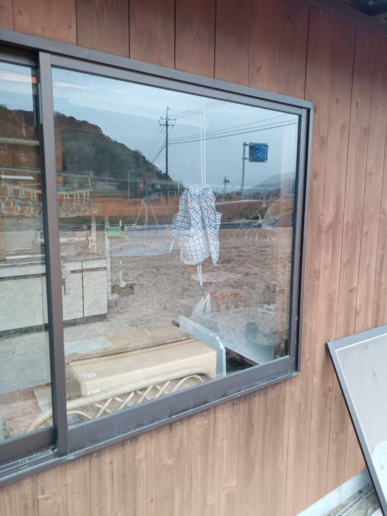 腰高の透明ガラス交換完了