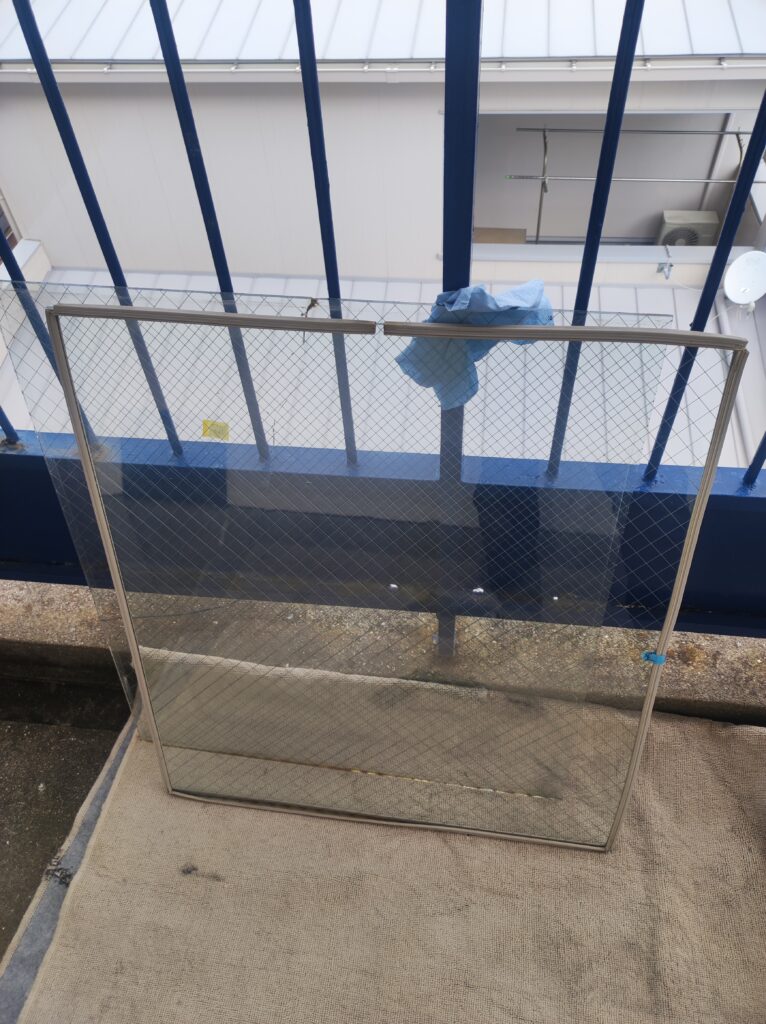 新しい透明網入りガラス