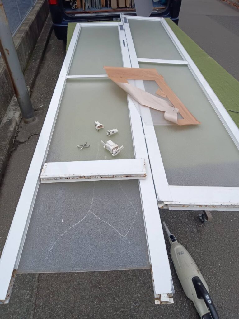 浴室折れ戸アクリル割れ