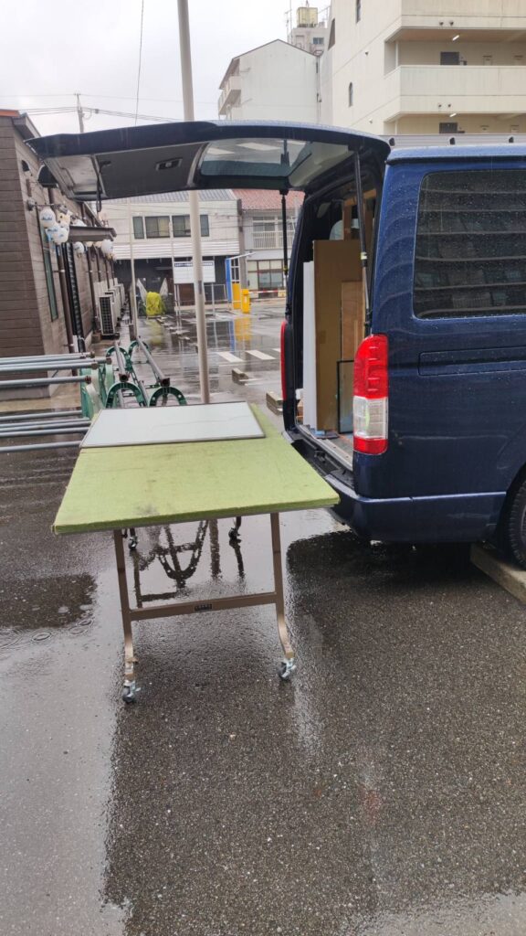 ベランダでの網入りガラス交換作業