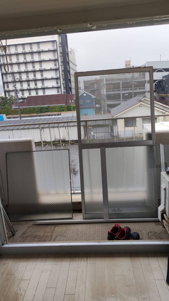 山口市マンションの網入りガラス交換作業