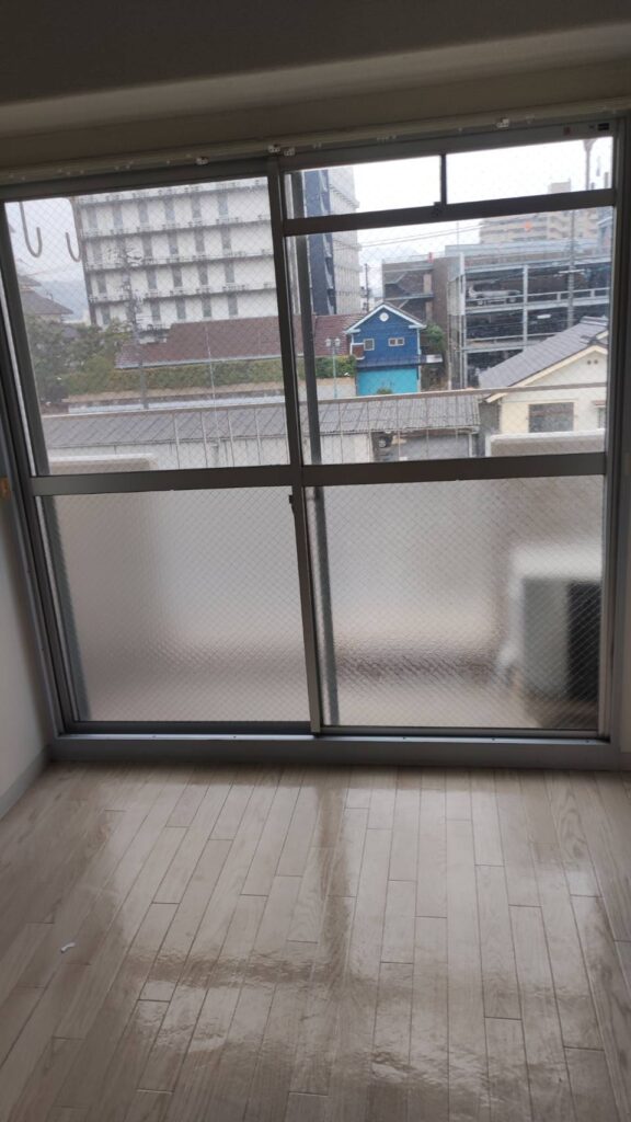 熱割れした網入りガラスの交換完了後